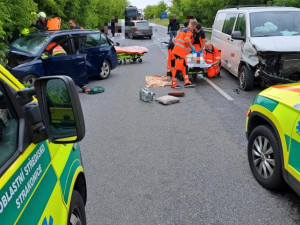 U Strakonic se srazilo auto s dodávkou. Silnice I/4 je neprůjezdná