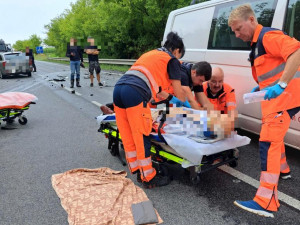 U Strakonic se srazilo auto s dodávkou. Silnice I/4 je neprůjezdná