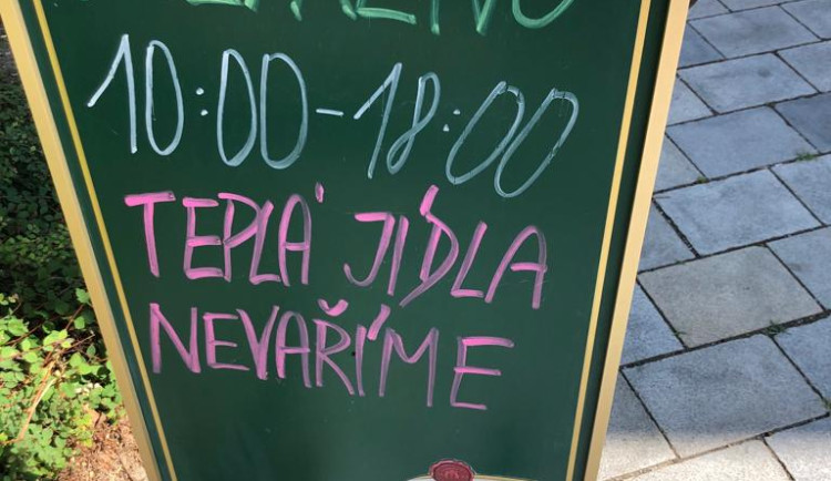 Teplá jídla nevaříme, lákala zákazníky znovuotevřená zahrádka Národního domu v Prostějově. Vzbudila posměch