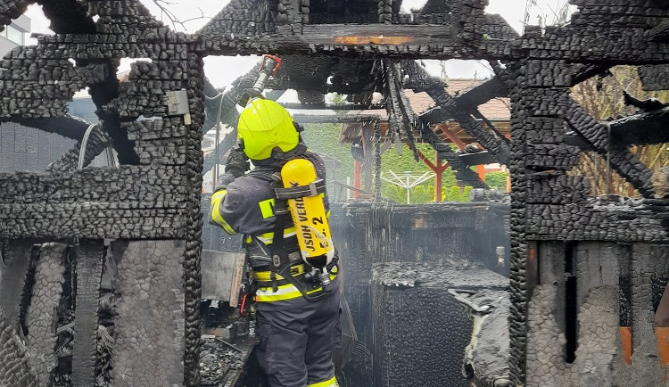 Ve Dvoře Králové hořela kůlna, majitel u ní nechal dýmák s popelem