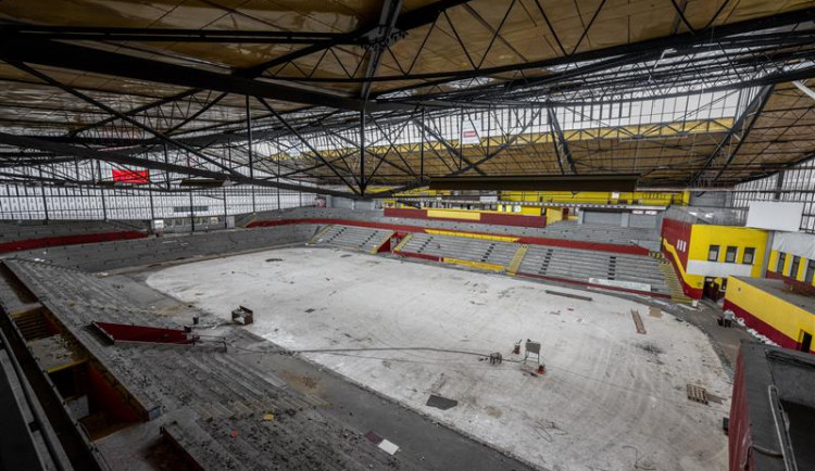 Stát potvrdil dotaci, stadion je vyklizen, může se bourat. Dělníci již v ulicích staví stěny proti hluku a prachu