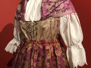 Výstava se zaměřuje na pět významných oblastí v Jižních Čechách, které mají výrazný etnografický význam.