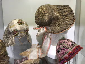 Výstava se zaměřuje na pět významných oblastí v Jižních Čechách, které mají výrazný etnografický význam.