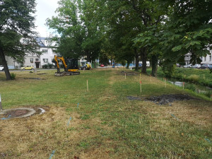 Město začalo upravovat park u Mánesovky. Práce potrvají 120 dní