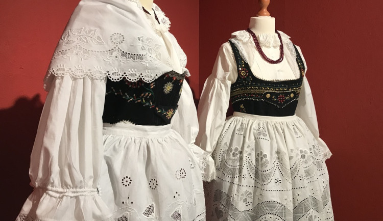 Výstava se zaměřuje na pět významných oblastí v Jižních Čechách, které mají výrazný etnografický význam.