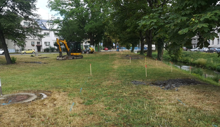 Město začalo upravovat park u Mánesovky. Práce potrvají 120 dní