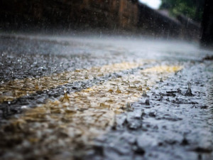 O víkendu se oteplí, meteorologové očekávají déšť
