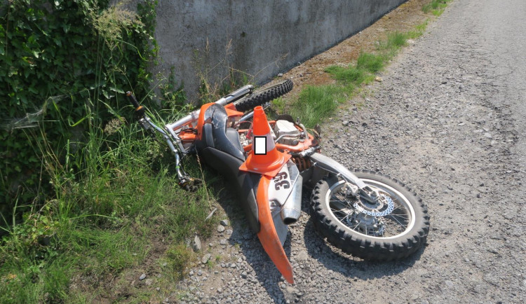 VIDEO: Opilý motorkář ujížděl policii.