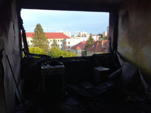 Výbuch bytu v Sezimově Ústí se obešel bez zranění. Tlaková vlna vyrazila okno