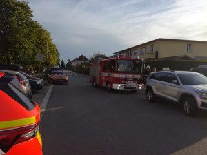 Výbuch bytu v Sezimově Ústí se obešel bez zranění. Tlaková vlna vyrazila okno