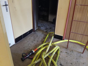 Výbuch bytu v Sezimově Ústí se obešel bez zranění. Tlaková vlna vyrazila okno