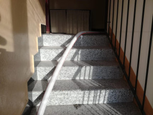 Výbuch bytu v Sezimově Ústí se obešel bez zranění. Tlaková vlna vyrazila okno