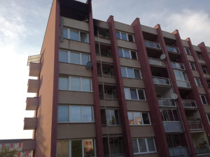 Výbuch bytu v Sezimově Ústí se obešel bez zranění. Tlaková vlna vyrazila okno