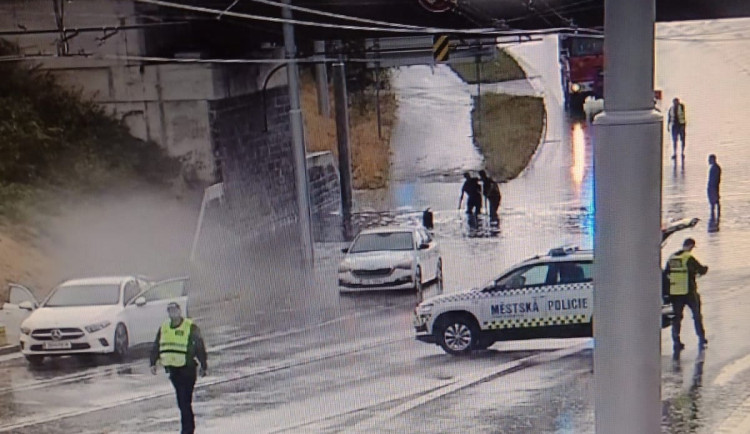 Silný déšť vytvořil lagunu na okraji Budějovic.