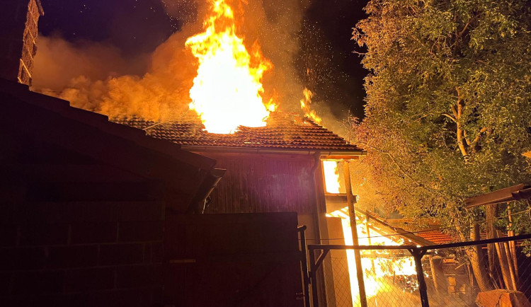 V Držovicích sedm jednotek hasičů bojovalo s požárem hospodářské budovy. Hrozilo rozšíření plamenů