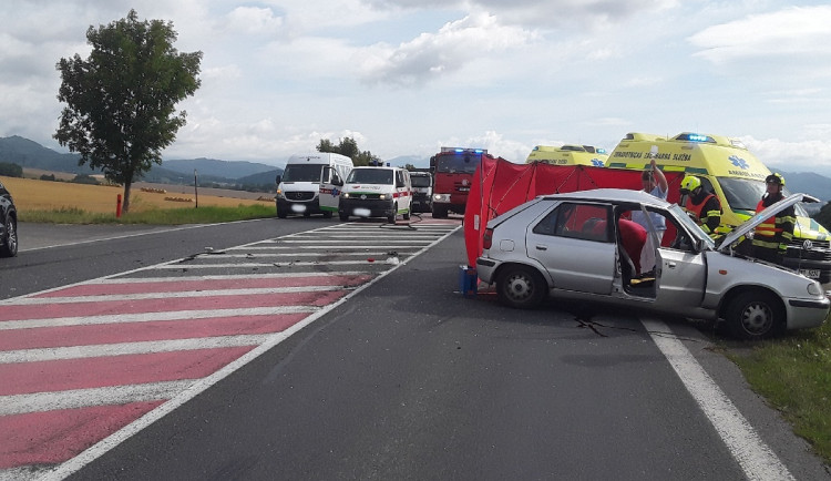 Nehodu dvou aut na Bludovském kopci nepřežil jeden z řidičů. Další vážná havárie je v Hranicích