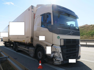 Cizinec naboural s těžkým tahačem do svodidel. Nadýchal přes dvě promile