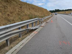 Cizinec naboural s těžkým tahačem do svodidel. Nadýchal přes dvě promile