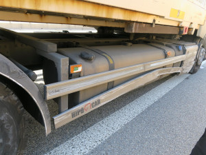 Cizinec naboural s těžkým tahačem do svodidel. Nadýchal přes dvě promile