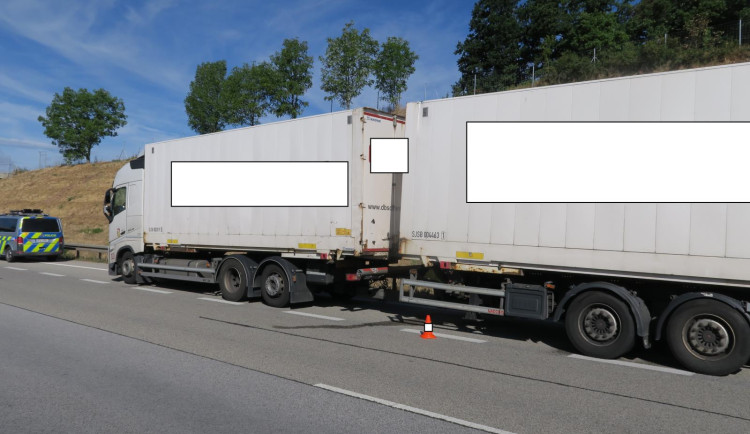 Cizinec naboural s těžkým tahačem do svodidel. Nadýchal přes dvě promile