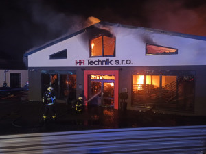 Požár haly v Ledenicích způsobil škodu za 25 milionů korun. Příčina je v šetření
