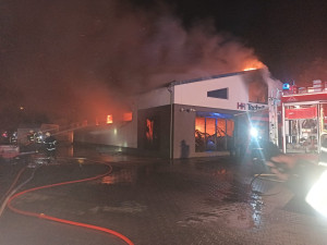 Požár haly v Ledenicích způsobil škodu za 25 milionů korun. Příčina je v šetření