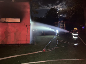 Požár haly v Ledenicích způsobil škodu za 25 milionů korun. Příčina je v šetření