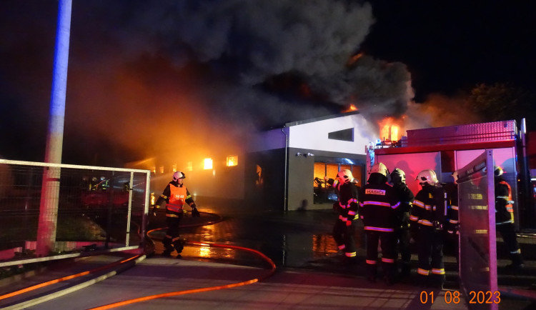 Požár haly v Ledenicích způsobil škodu za 25 milionů korun. Příčina je v šetření