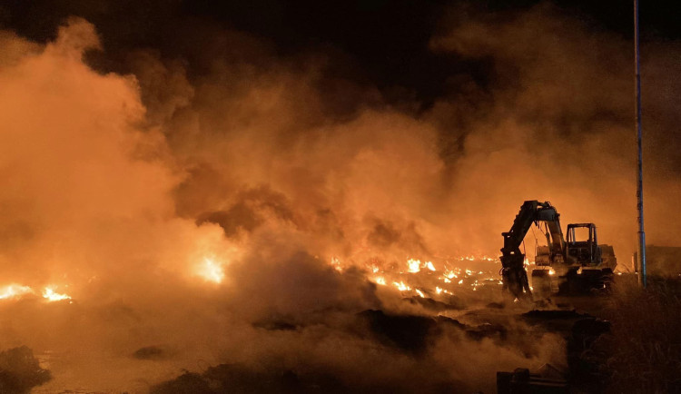 Požár skládky pneumatik v Borovanech. Škoda způsobená plameny jde do desítek milionů korun