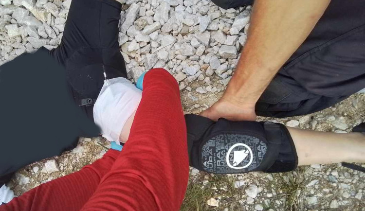 Chlapec musel jet s brzdou v noze do nemocnice. Nešla ven, když měl na Lipovských stezkách karambol