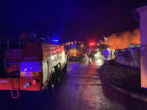 Požár skládky pneumatik v Borovanech. Škoda způsobená plameny jde do desítek milionů korun
