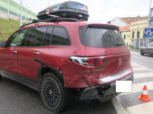 Opilý cizinec způsobil nehodu v dopravní špičce. Z místa odešel