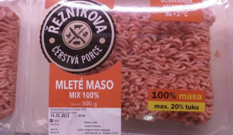 Inspekce odhalila šizené mleté maso na jihu Čech. Testem neprošel výrobek z Lidlu i Billy.