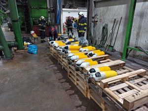 Zásah hasičů v Borovanech, kde začala hořet skládka pneumatik, pokračuje