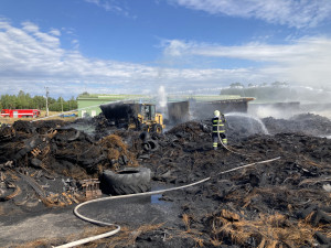 Zásah hasičů v Borovanech, kde začala hořet skládka pneumatik, pokračuje