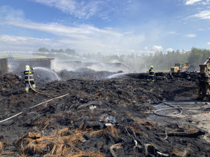 Zásah hasičů v Borovanech, kde začala hořet skládka pneumatik, pokračuje