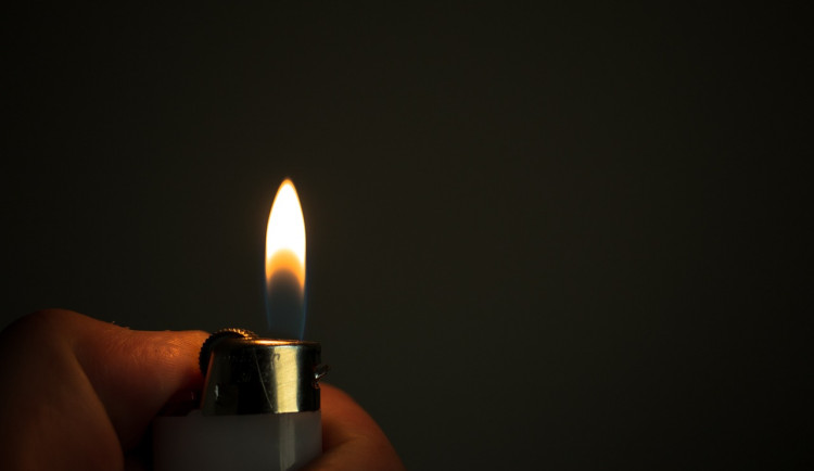 Opilý muž na vozíku se na čerpací stanici polil benzínem. Chtěl se zapálit