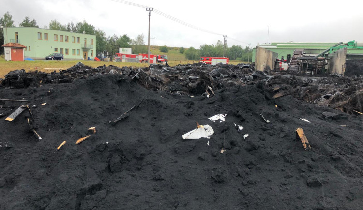 Hasiči ukončili po třech dnech zásah u požáru pneumatik v Borovanech