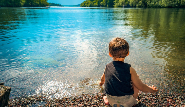 Týden začne teplotami pod 20 stupňů, o víkendu se oteplí