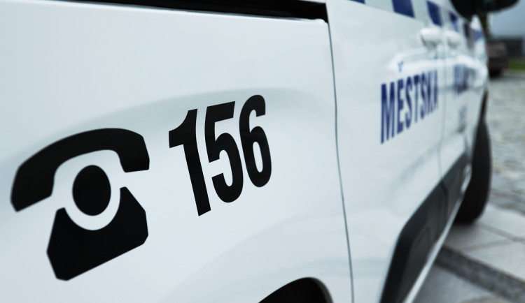 Senior si při koupání sundal bezpečnostní náramek. Poté uvízl ve vaně