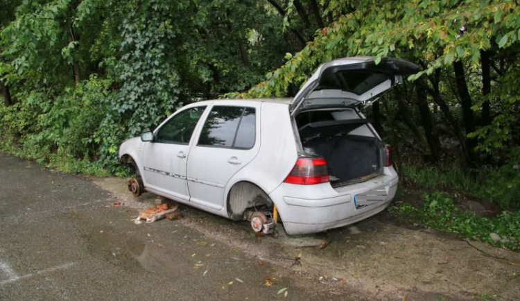 Zloději vybrakovali Golf zaparkovaný u zahrádkářské kolonie v Přerově. Auto nechali stát na cihlách