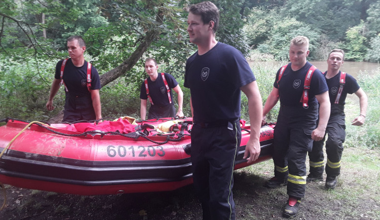 U Střeně hasiči z rozvodněné Moravy zachraňovali pět vodáků. Dítě, muž a tři ženy zůstali uprostřed řeky