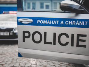 Muž chtěl přespat v kradeném autě. Kvůli zapálené cigaretě začal vůz hořet