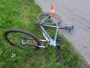 Cyklista bez přilby zemřel po pádu z kola. Udeřil se do hlavy