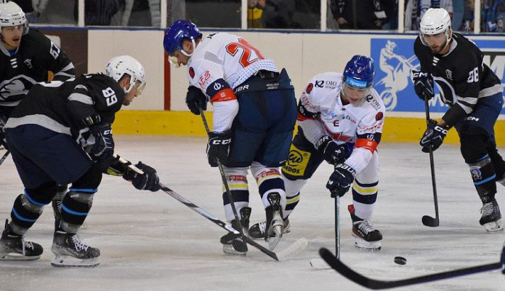 Motor neudržel náskok, poprvé se trefili Harris a Kříž