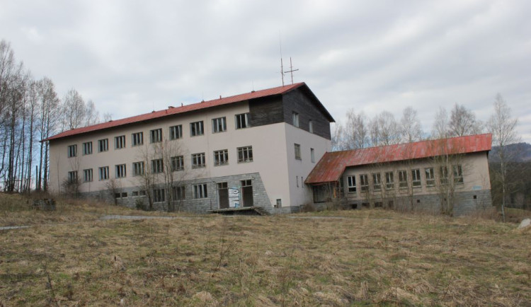 Areál sloužil v druhé polovině minulého století vojákům, nyní by tam mohl vzniknout apartmánový komplex.
