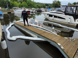 V přístavu v Hluboké nad Vltavou se potopila loď. Vytáhnout ji museli hasiči