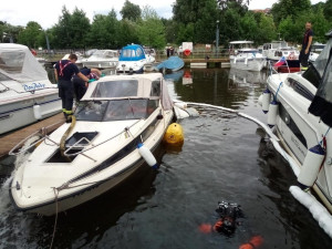 V přístavu v Hluboké nad Vltavou se potopila loď. Vytáhnout ji museli hasiči