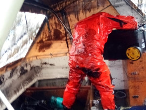 V přístavu v Hluboké nad Vltavou se potopila loď. Vytáhnout ji museli hasiči