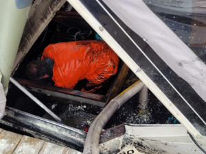 V přístavu v Hluboké nad Vltavou se potopila loď. Vytáhnout ji museli hasiči